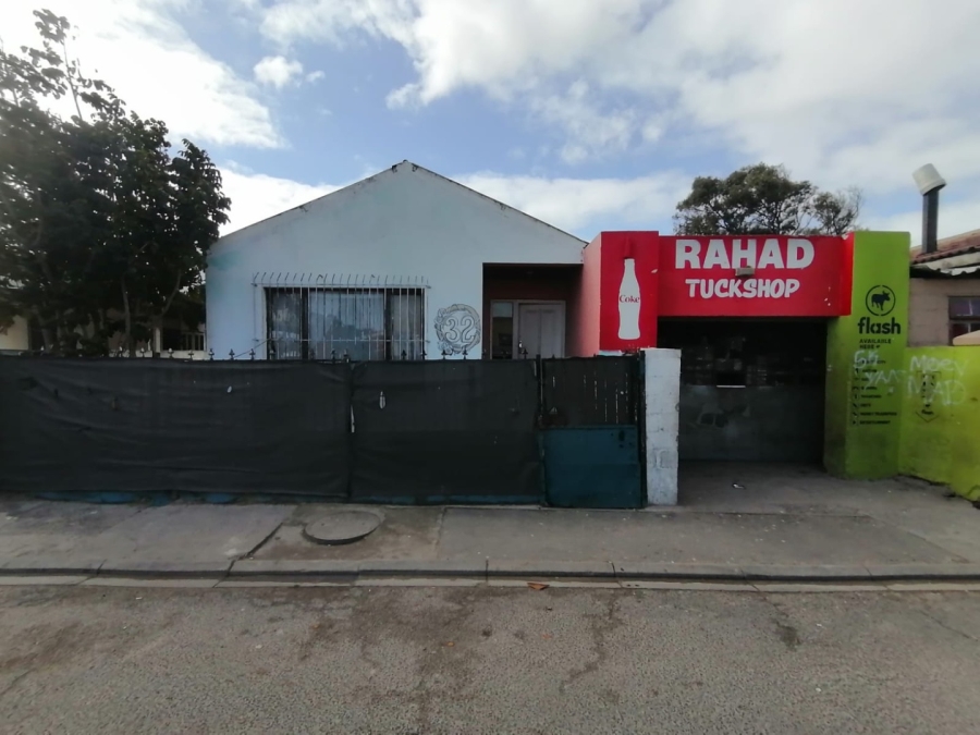  Bedroom Property for Sale in Lentegeur Western Cape